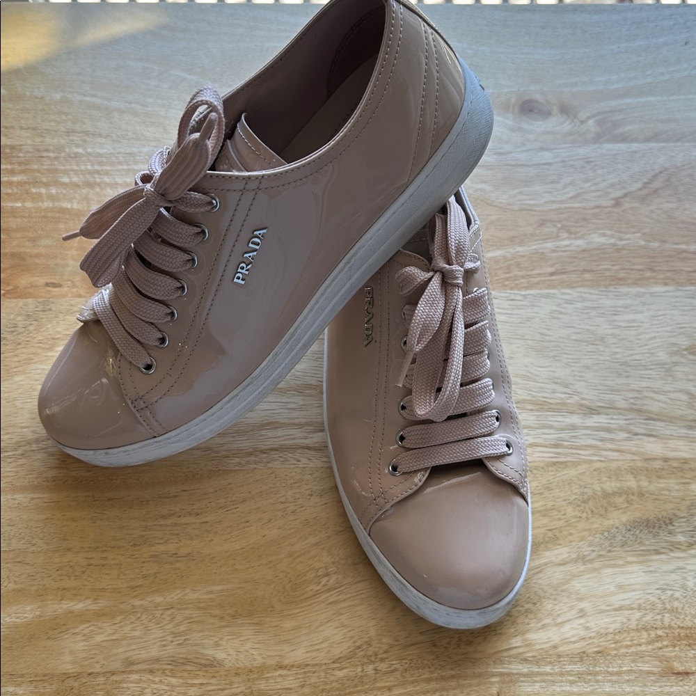 Prada ๐ฎ๐น Beige Patent Sneakers - Size 38 - Picture 5 of 12